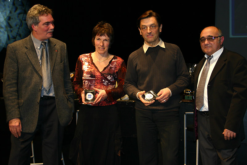 Trophee-2008-05_Fabienne et Roland Mangin entre MM Lecuru et San Juan.jpg